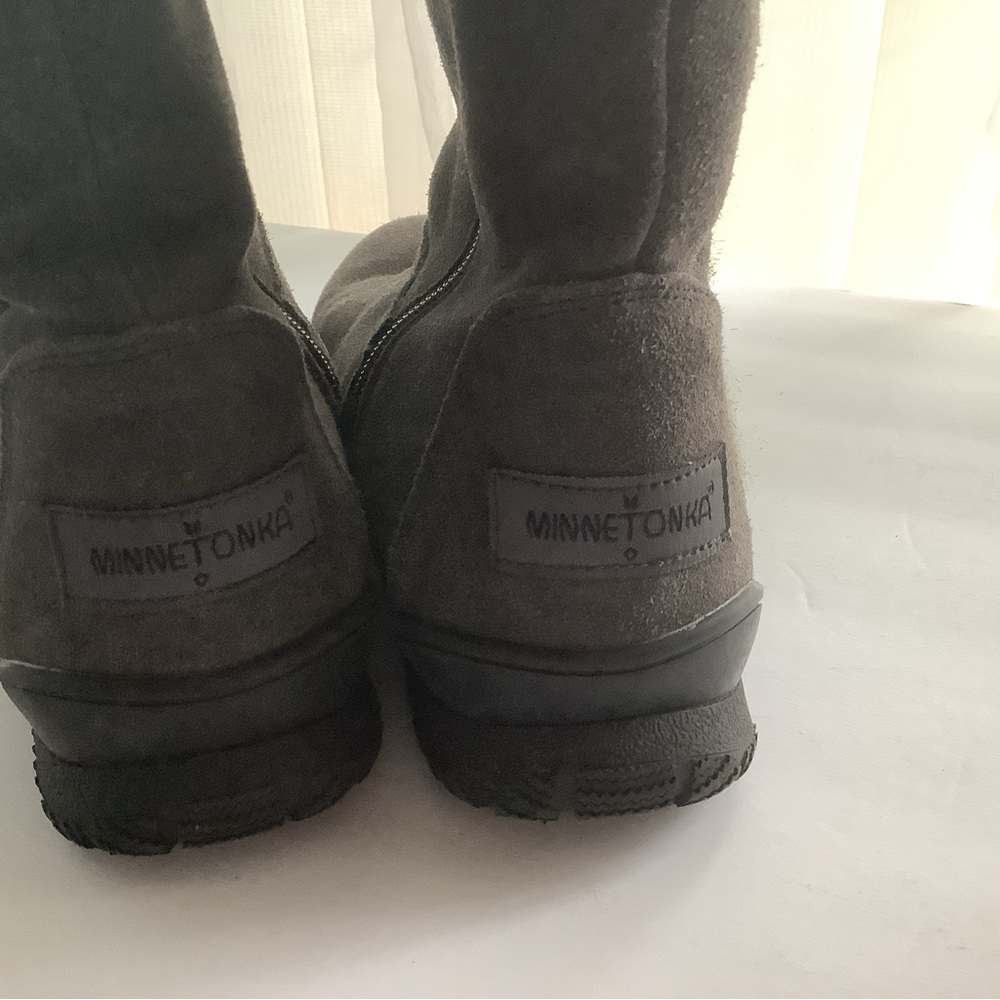 NEW/Unworn Minnetonka Charcoal Suede Boots - Picture 4 of 8